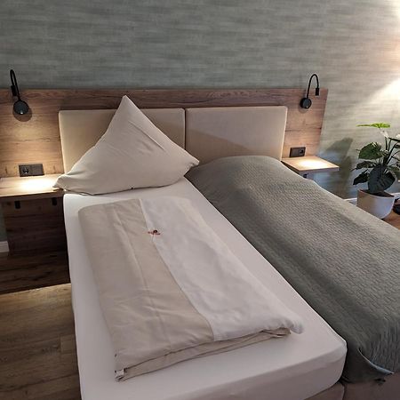Paga - Parkgaststaette Hotel Ehrenburg ภายนอก รูปภาพ