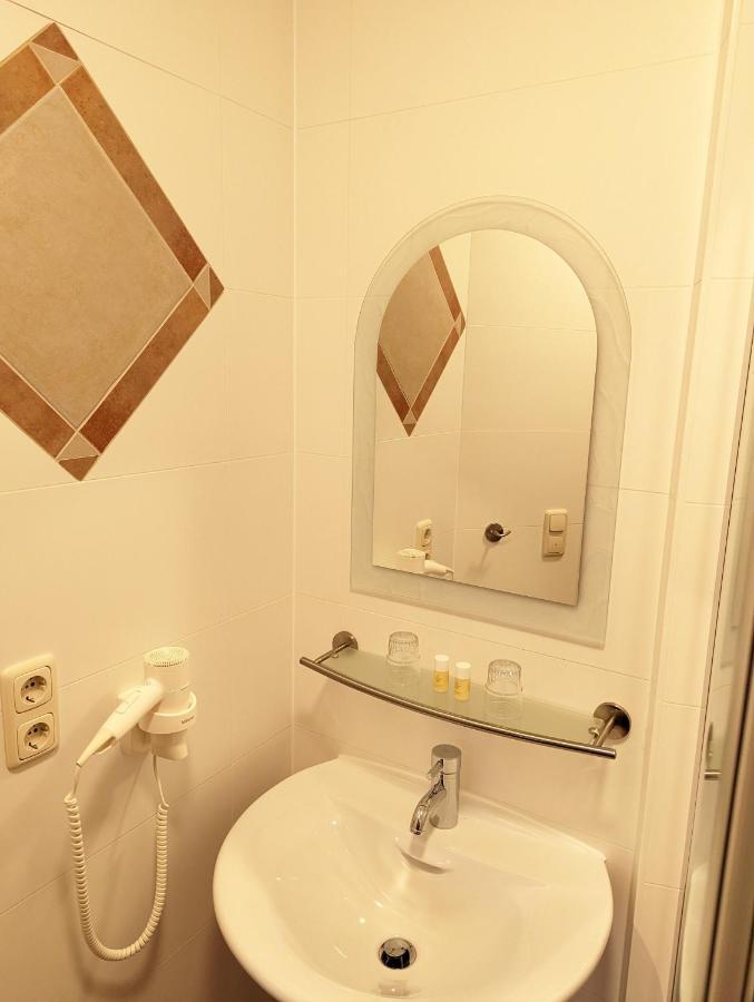 Paga - Parkgaststaette Hotel Ehrenburg ภายนอก รูปภาพ