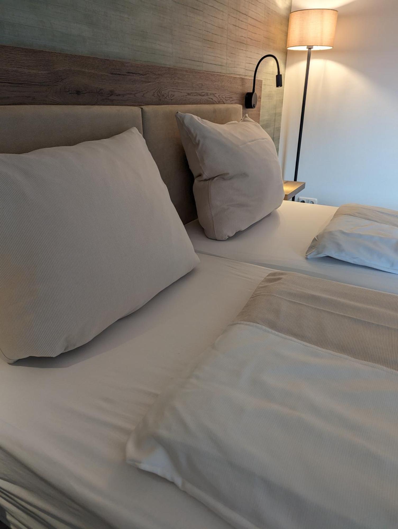 Paga - Parkgaststaette Hotel Ehrenburg ภายนอก รูปภาพ