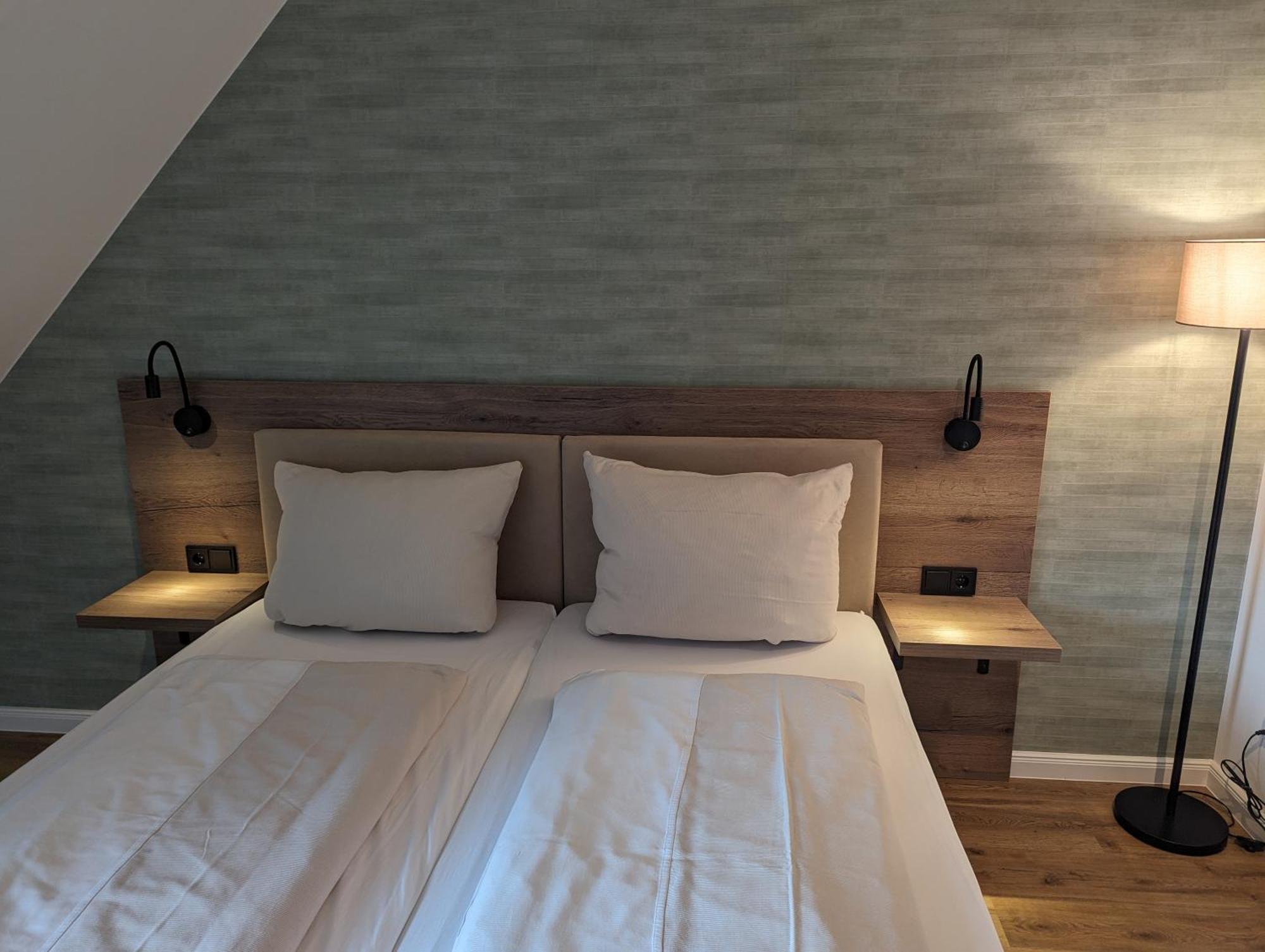 Paga - Parkgaststaette Hotel Ehrenburg ภายนอก รูปภาพ