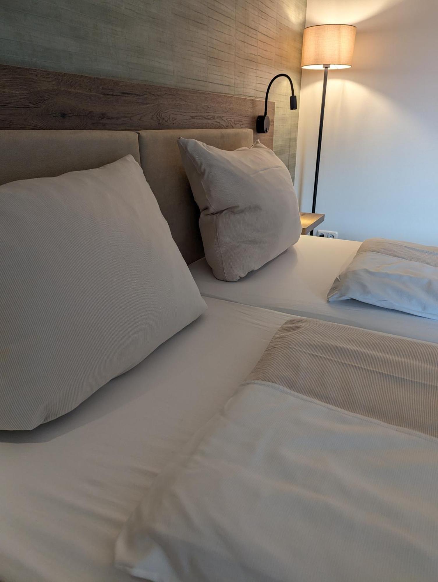 Paga - Parkgaststaette Hotel Ehrenburg ภายนอก รูปภาพ