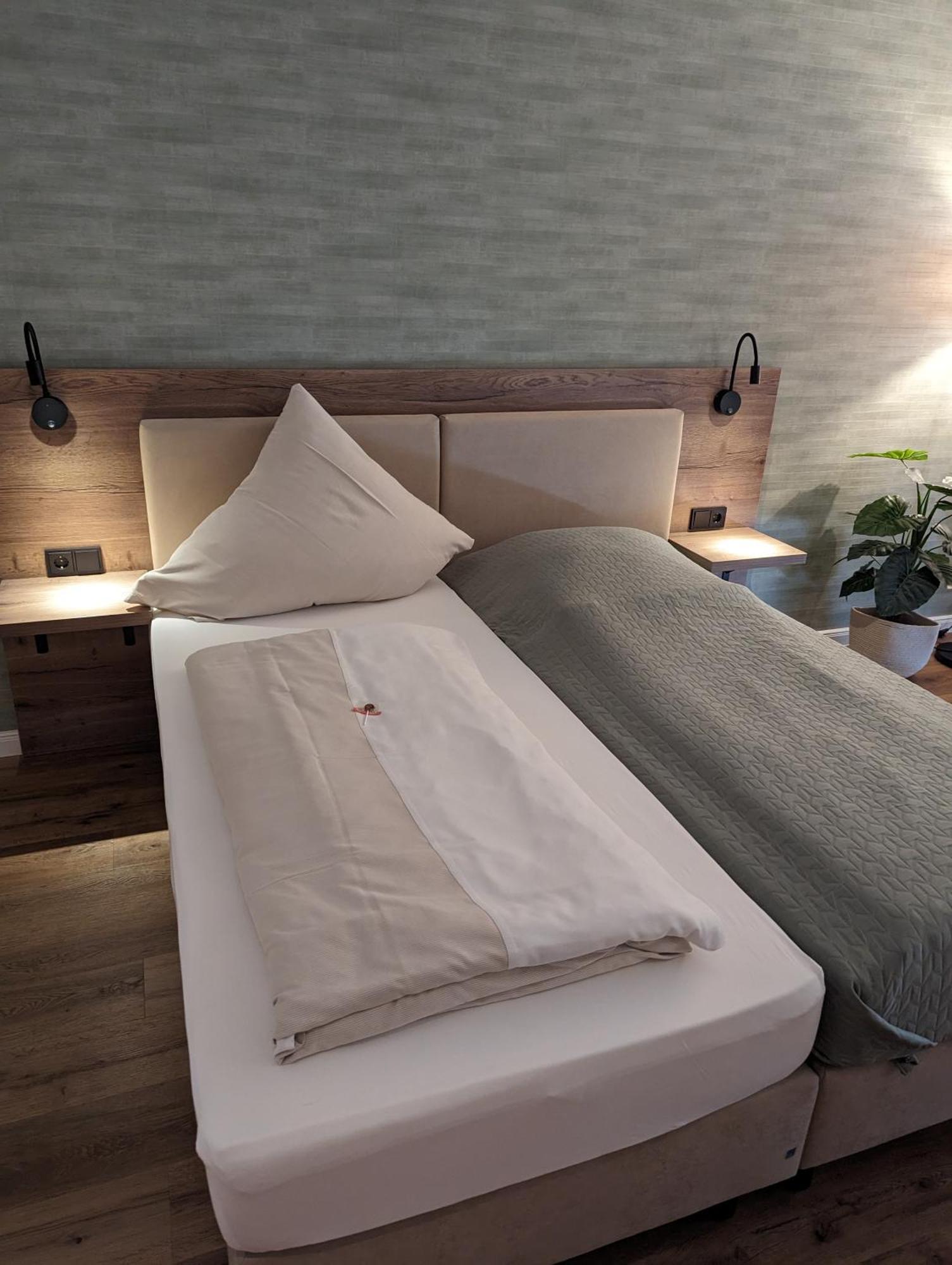 Paga - Parkgaststaette Hotel Ehrenburg ภายนอก รูปภาพ
