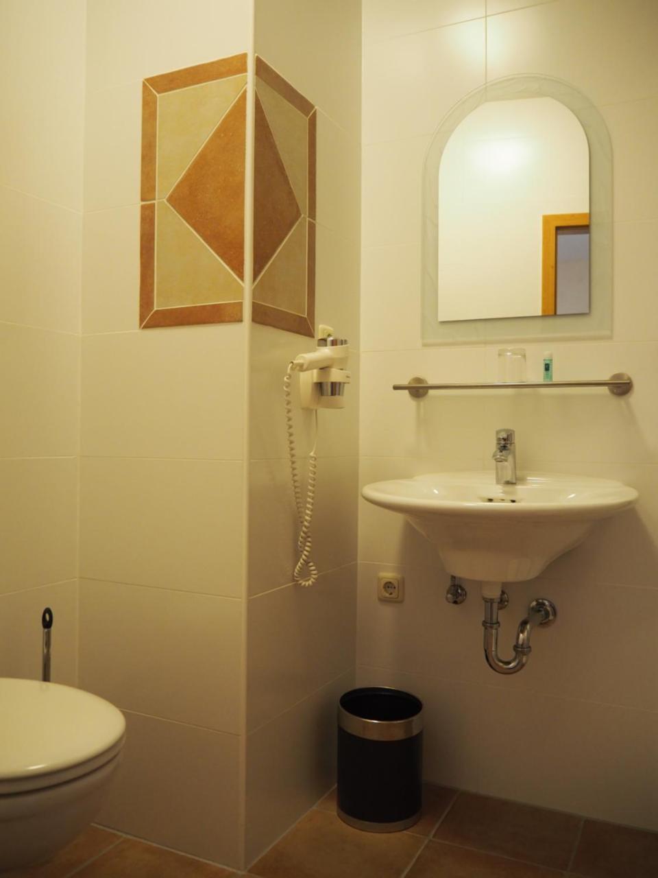 Paga - Parkgaststaette Hotel Ehrenburg ภายนอก รูปภาพ